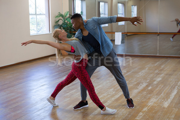 Amis danse jeunes studio femme [[stock_photo]] © wavebreak_media