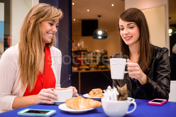 Kobiet kawy przekąski kawiarnia szczęśliwy Zdjęcia stock © wavebreak_media