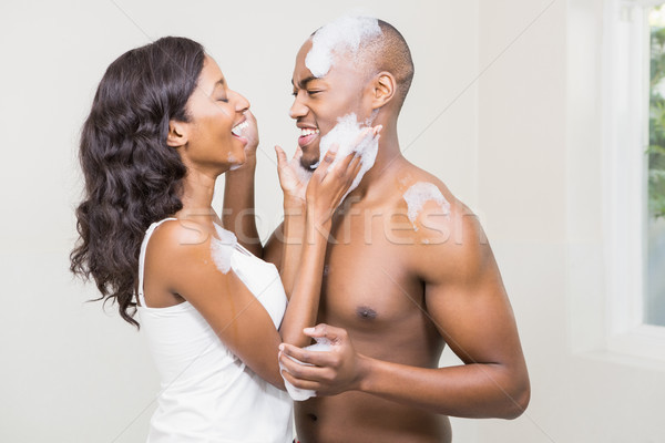 Jeune femme mousse jeunes visage salle de bain [[stock_photo]] © wavebreak_media