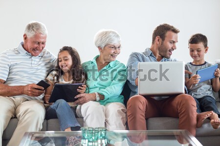 Stok fotoğraf: Mutlu · aile · dizüstü · bilgisayar · kullanıyorsanız · cep · telefonu · dijital · tablet