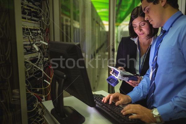 цифровой кабеля рабочих персональный компьютер сервер комнату Сток-фото © wavebreak_media