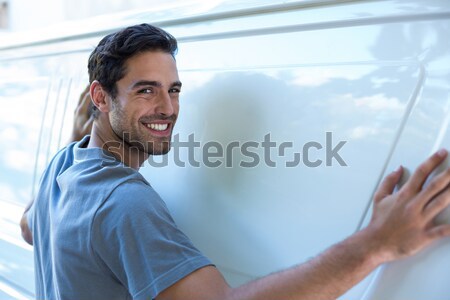 Uomo tenere invisibile oggetto sorridere mano Foto d'archivio © wavebreak_media