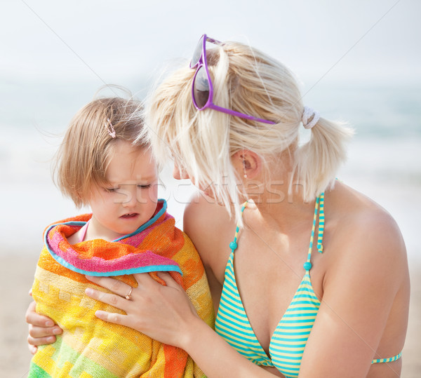 Portrait malheureux enfant mère serviette plage [[stock_photo]] © wavebreak_media