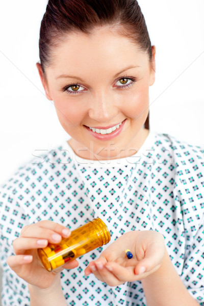 Foto stock: Sonriendo · caucásico · femenino · paciente · pastillas