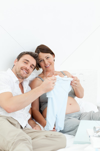 Jeunes parents vêtements maison sourire heureux [[stock_photo]] © wavebreak_media