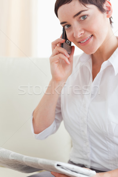 Stok fotoğraf: Esmer · kadın · telefonu · gazete · oturma · odası · ev