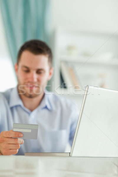 Stock fotó: Fiatal · üzletember · notebook · hitelkártya · számítógép · internet