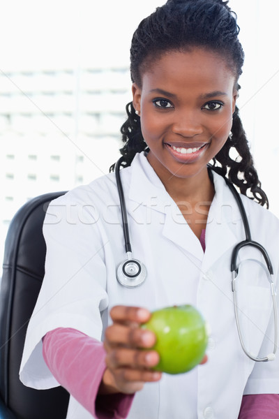 Сток-фото: портрет · улыбаясь · женщины · врач · яблоко