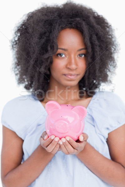 Foto stock: Mulher · jovem · rosa · piggy · bank · fechar · branco