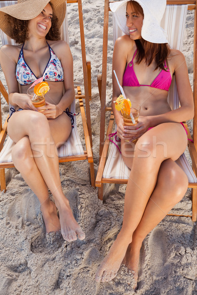 Fiatal mosolyog nők tart egzotikus koktélok Stock fotó © wavebreak_media