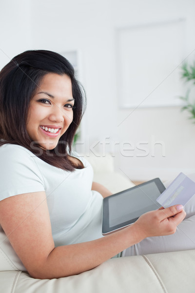 Foto stock: Mujer · sonriente · tarjeta · tableta · salón · ventana