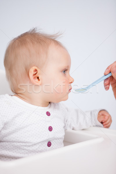 Foto stock: Cute · bebé · comer · almuerzo · gris · manos