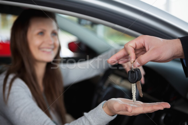 Fericit femeie cheile de la masina garaj maşină lucrător Imagine de stoc © wavebreak_media