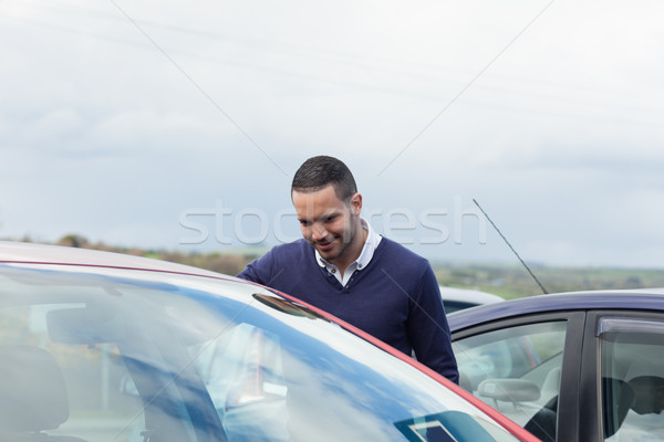 Comprador mirando dentro coche aparcamiento pensando Foto stock © wavebreak_media
