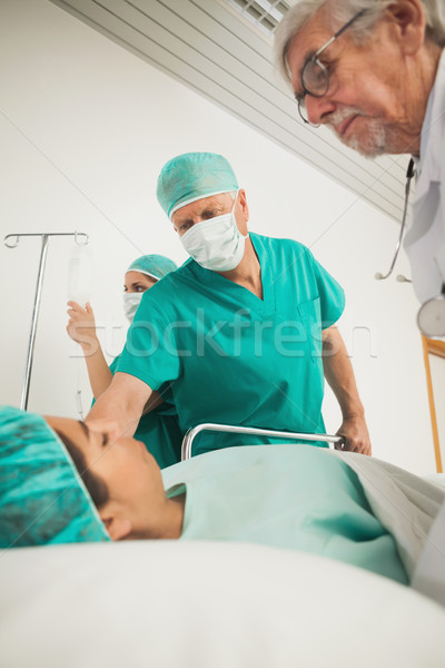 Médico mirando femenino paciente hospital corredor Foto stock © wavebreak_media