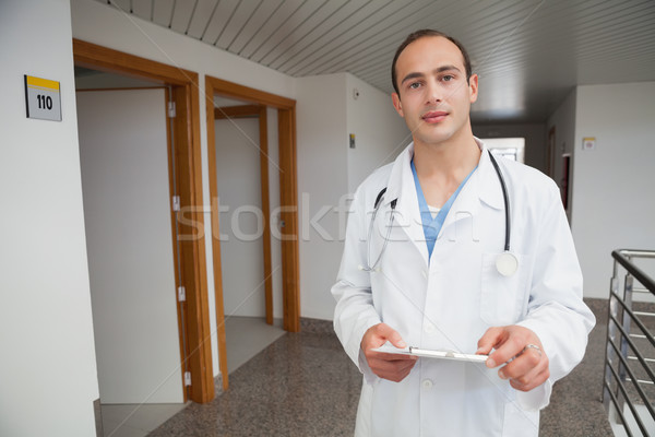 Foto stock: Sonriendo · médico · pasillo · carpeta · papel