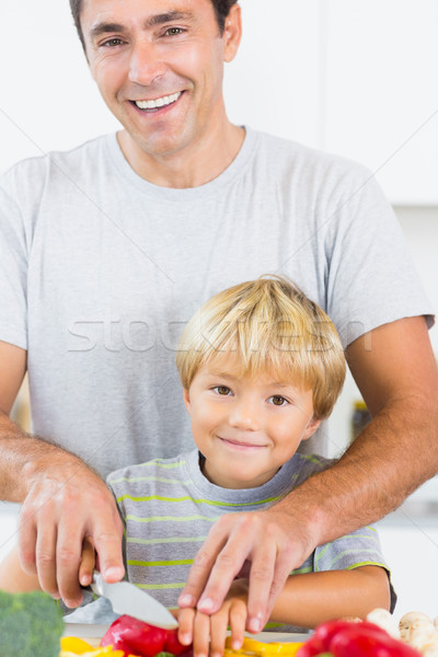 Foto stock: Feliz · hijo · de · padre · hortalizas · cocina · casa · nino