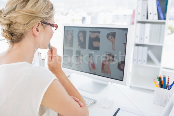 Vedere din spate femeie fotografie editor lucru calculator Imagine de stoc © wavebreak_media