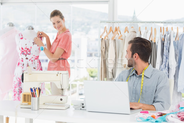 Foto stock: Homem · usando · laptop · moda · estilista · trabalhando · estúdio