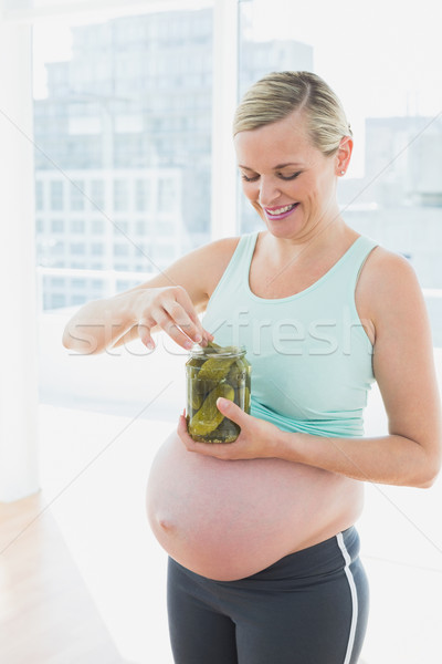 Blond zwangere vrouw eten jar augurken fitness Stockfoto © wavebreak_media