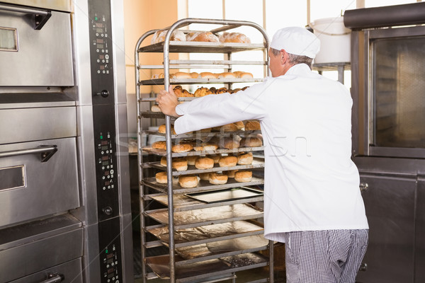 Foto stock: Sonriendo · Baker · empujando · bandeja · pan · cocina