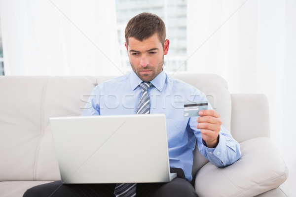 Biznesmen za pomocą laptopa posiedzenia sofa komputera Internetu Zdjęcia stock © wavebreak_media