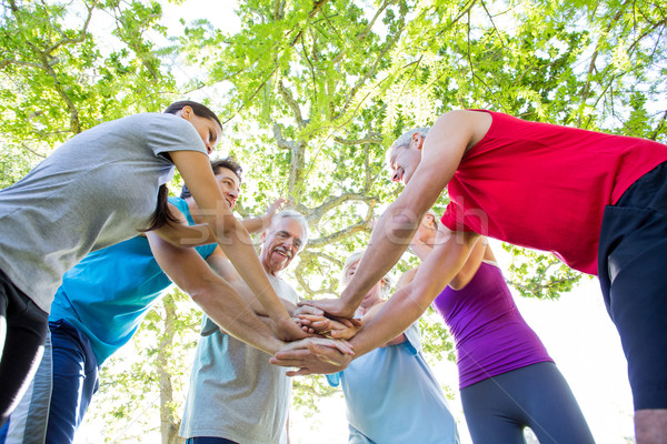 Glücklich sportlich Gruppe Hände zusammen Stock foto © wavebreak_media