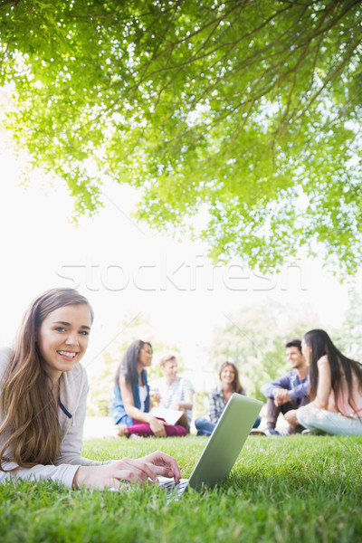 Foto stock: Feliz · estudante · usando · laptop · fora · universidade · computador