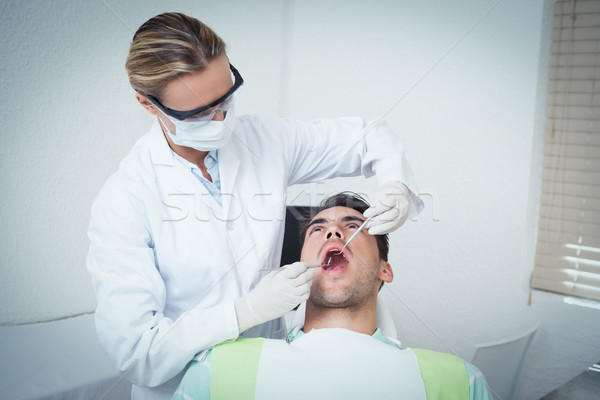 商業照片: 女 · 牙科醫生 · 檢查 · 牙齒 · 牙醫 · 椅子