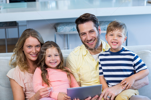 Foto stock: Família · feliz · sofá · juntos · comprimido · casa · sala · de · estar