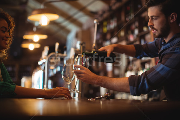 Stockfoto: Mannelijke · bar · wijnglazen · counter