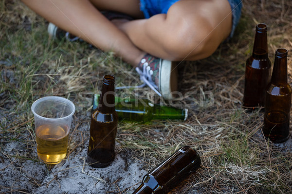 Stockfoto: Vrouw · vergadering · park · muziekfestival · gras · drinken