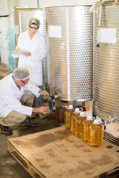 Olivenöl Fabrik Business Mann schriftlich Stock foto © wavebreak_media