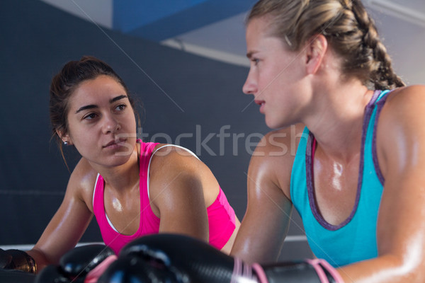 Ver feminino olhando outro Foto stock © wavebreak_media