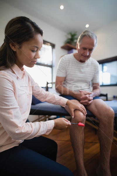 Foto stock: Feminino · terapeuta · joelho · senior · masculino