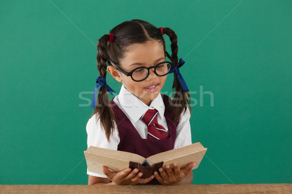 Schülerin Lesung Buch Tafel Klassenzimmer Kind Stock foto © wavebreak_media