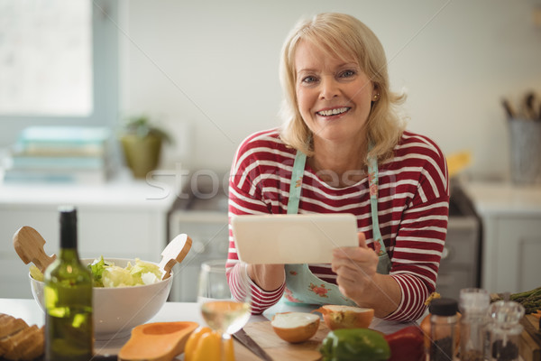 Starszy kobieta cyfrowe tabletka kuchnia domu Zdjęcia stock © wavebreak_media