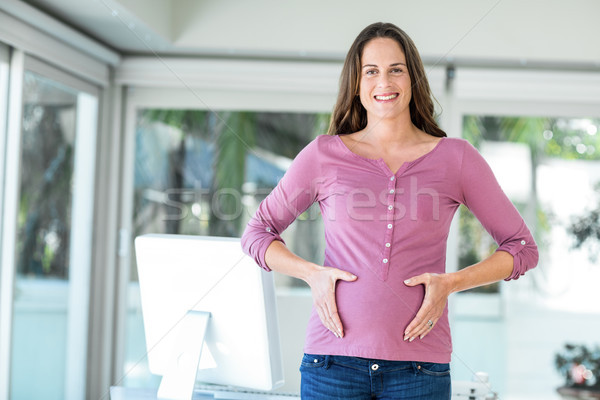 Portret zwangere vrouw kantoor aan huis permanente aanraken buik Stockfoto © wavebreak_media