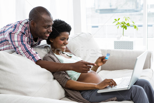 Grávida casal compras on-line laptop casa Foto stock © wavebreak_media