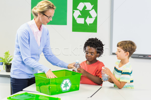 Profesor copii reciclaţi sală de clasă femeie Imagine de stoc © wavebreak_media