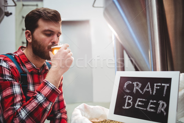 Fabrikant proeverij bier brouwerij jonge man Stockfoto © wavebreak_media