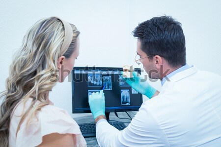 Foto stock: Optometrista · jovem · paciente · clínica · mulher