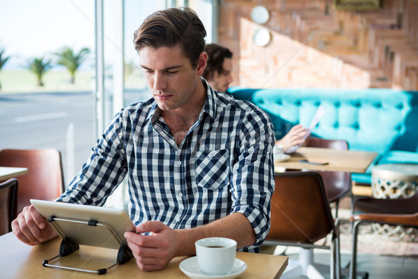 Stockfoto: Man · digitale · tablet · coffeeshop · vergadering · tabel