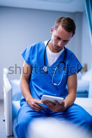Maschio infermiera seduta scala digitale tablet Foto d'archivio © wavebreak_media