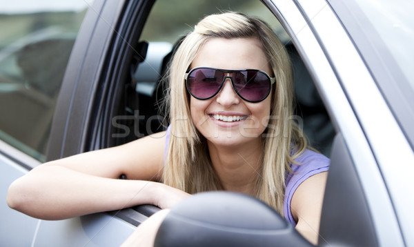 Stockfoto: Vrolijk · vrouwelijke · bestuurder · zonnebril · vergadering