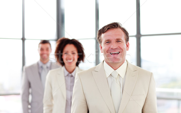 Stockfoto: Glimlachend · volwassen · zakenman · leidend · team · kantoor