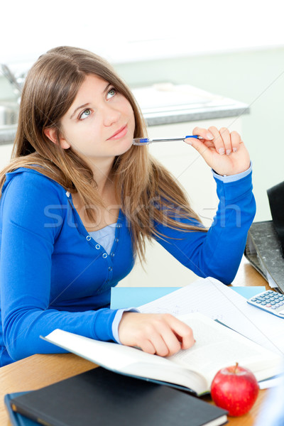 Alegre feminino adolescente estudar cozinha casa Foto stock © wavebreak_media