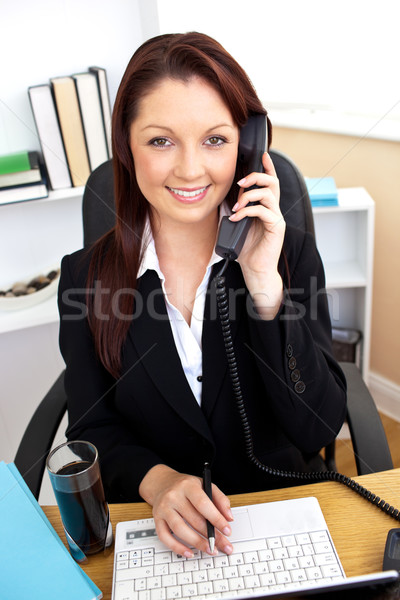 Zakenvrouw praten telefoon met behulp van laptop bureau kantoor Stockfoto © wavebreak_media