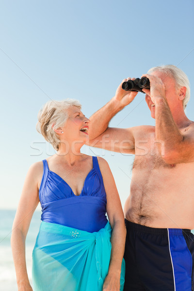Idoso casal pássaro assistindo praia mulher Foto stock © wavebreak_media