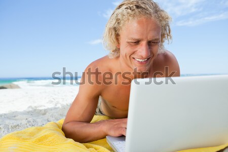 Сток-фото: женщину · рабочих · ноутбука · пляж · небе · воды